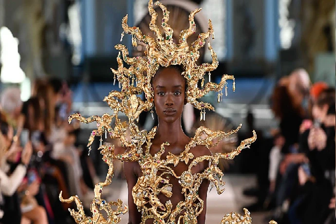 Une Ère de Discipline : Maison Schiaparelli par Daniel Roseberry